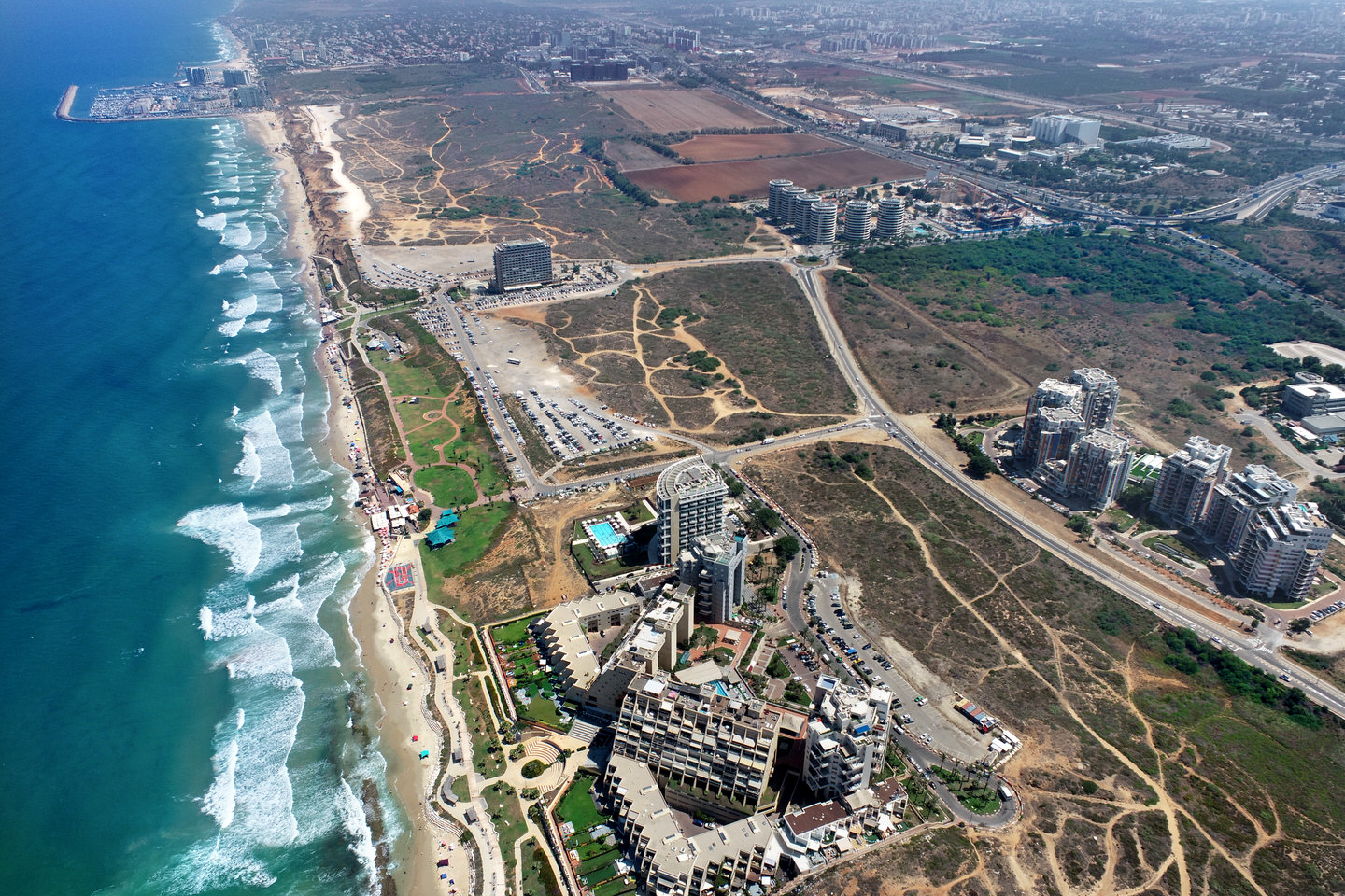 HaTzuk Beach: Iconic Tel Aviv beach situated between Herzliya Shore to the north and Tel Baruch Beach to the south. The plan incorporates the development of green spaces seamlessly blending with the coastline and the Beach Park | Reality the Leading Group of Real Estate Investment Funds in Israel