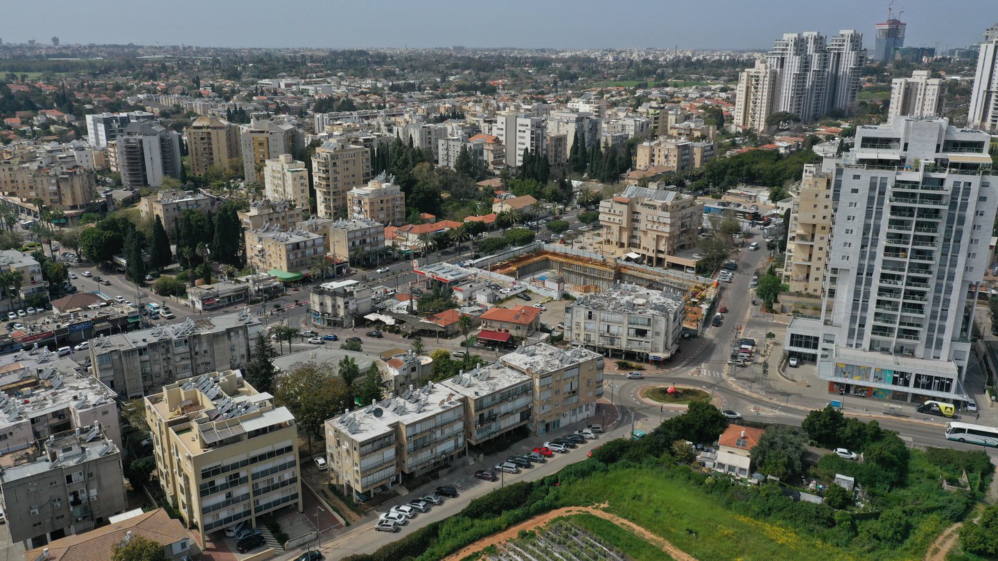 Magdiel Ramatayim: An aerial view of Reality's asset and surrounding area designated for transformative urban renewal | Reality the Leading Group of Real Estate Investment Funds in Israel